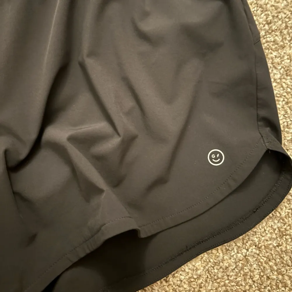 Gilly Hicks running short - Image 2