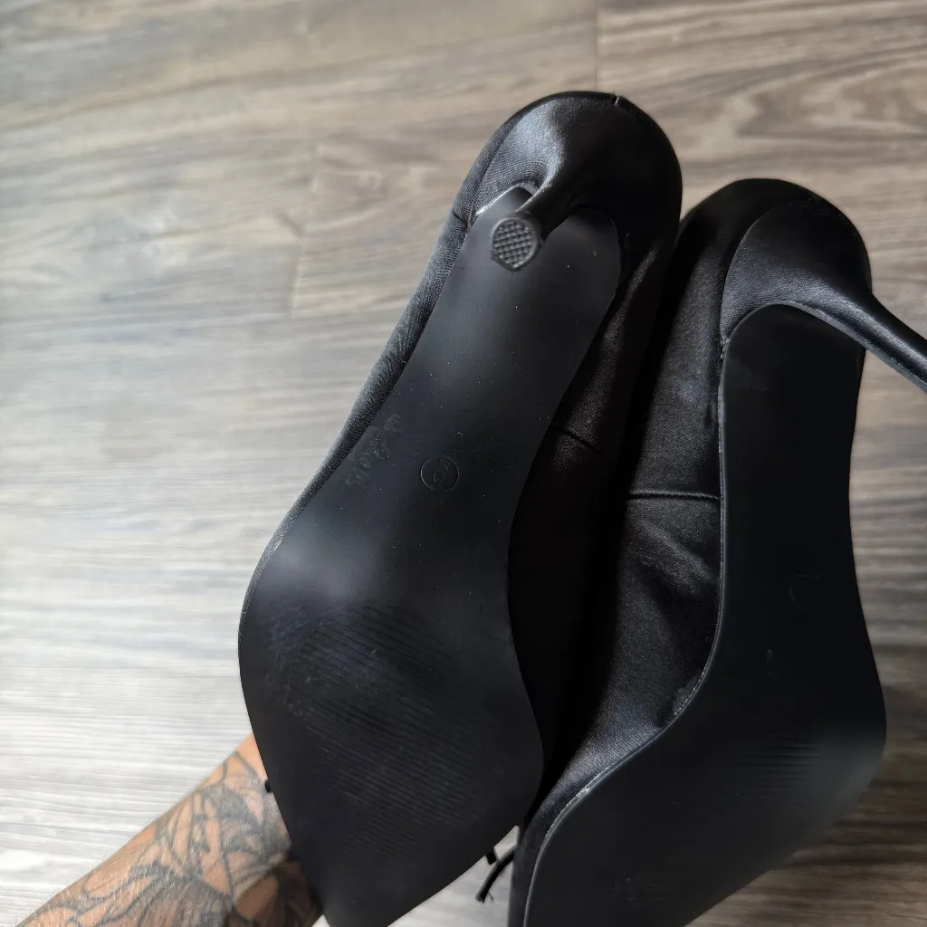 Calandre Black Satin Pointed - Image 3