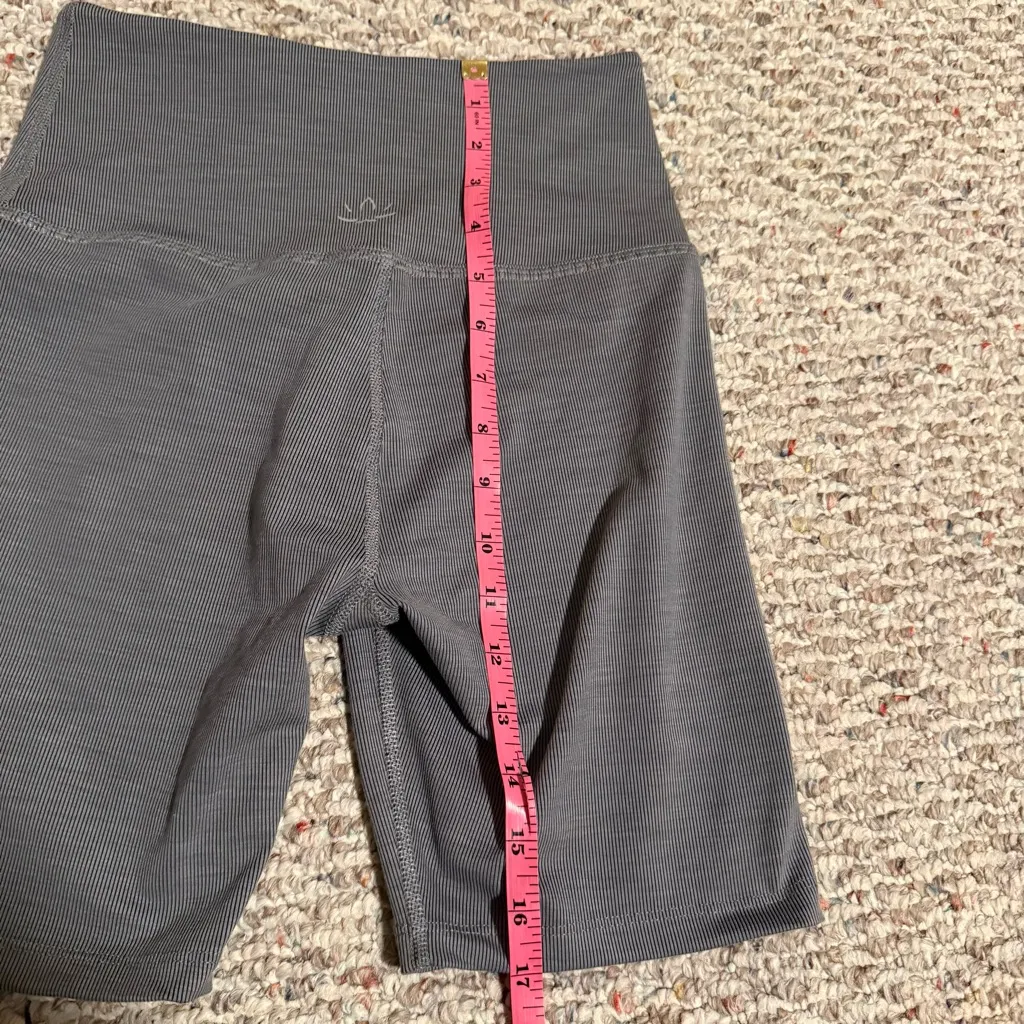 Beyond Yoga  Ribbed Grey High Rise Biker Shorts- Size Medium - Image 6