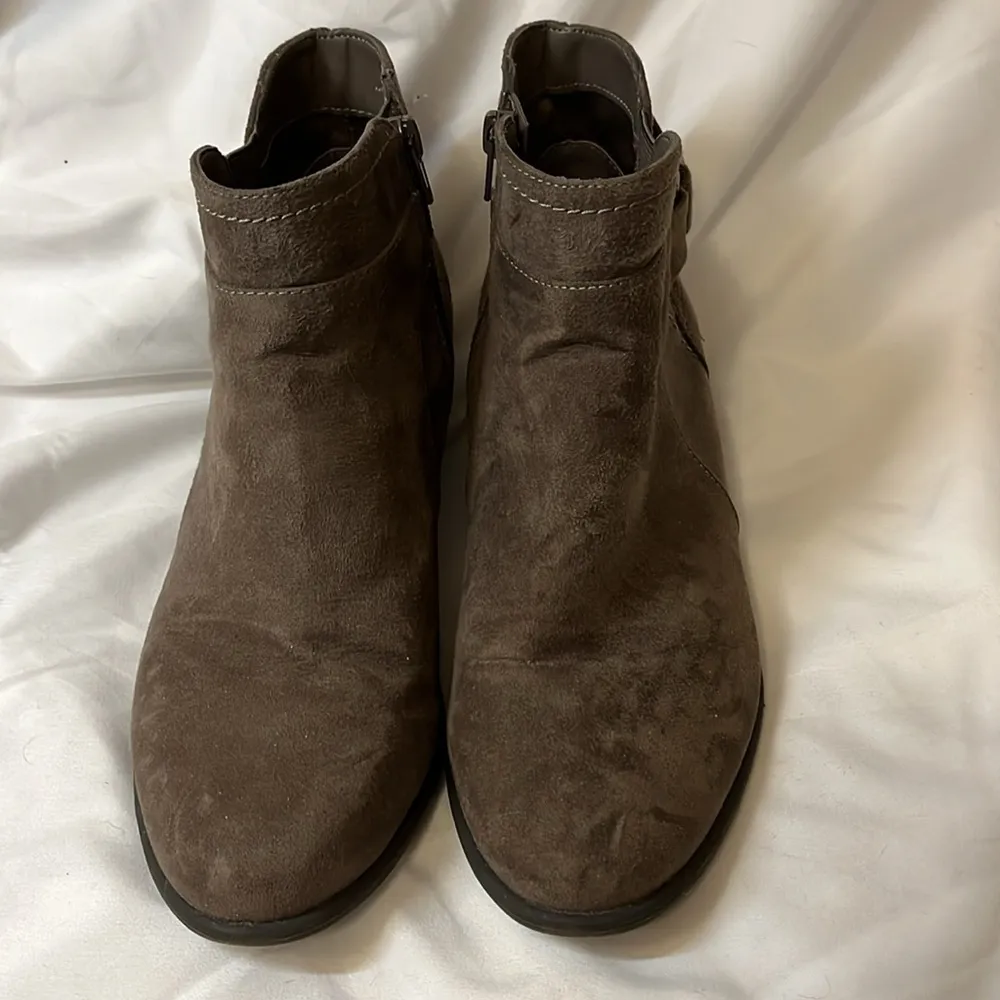 Unisa women’s booties zip up‎ size 9W - Image 5