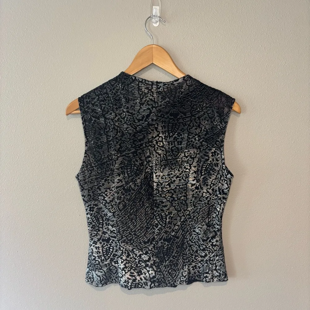 HARVE BENARD Sleeveless Black/Shiny/Sheer Velvet Blouse Like New Sz‎ 8 - Image 2