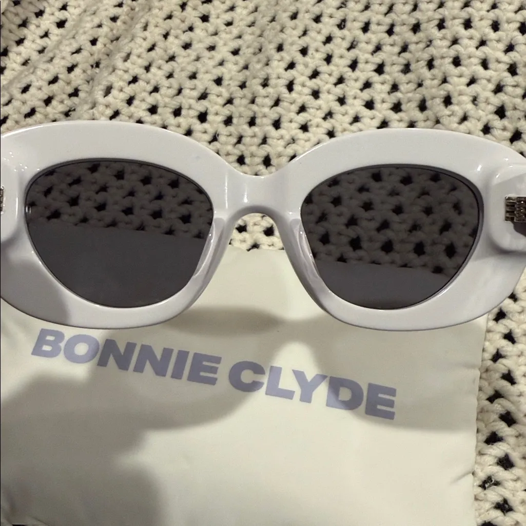 Bonnie Clyde Portal White Sunglasses - Image 12
