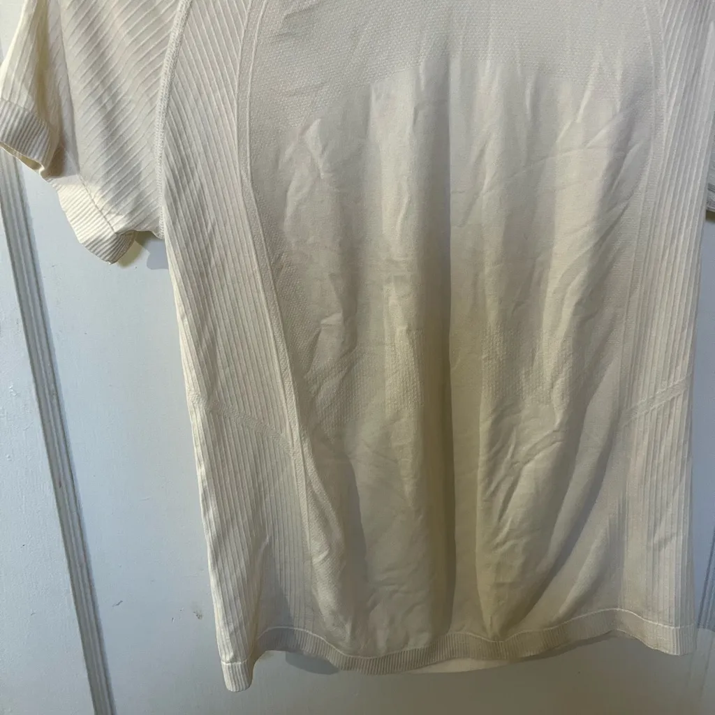 Old Navy Cream Short Sleeve Athletic Top - Image 4