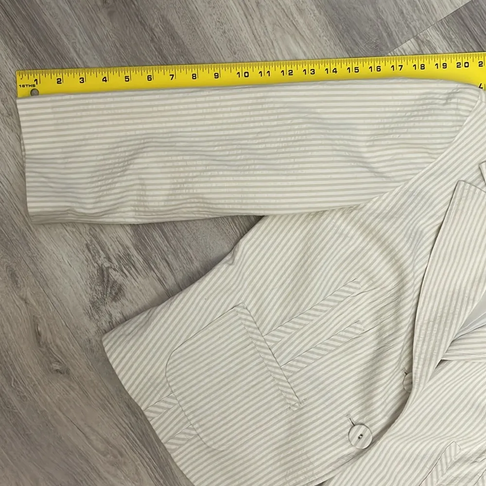 Tan & White Seersucker Stripe 3/4 Sleeve 2 Button Blazer Size 12 - Image 8