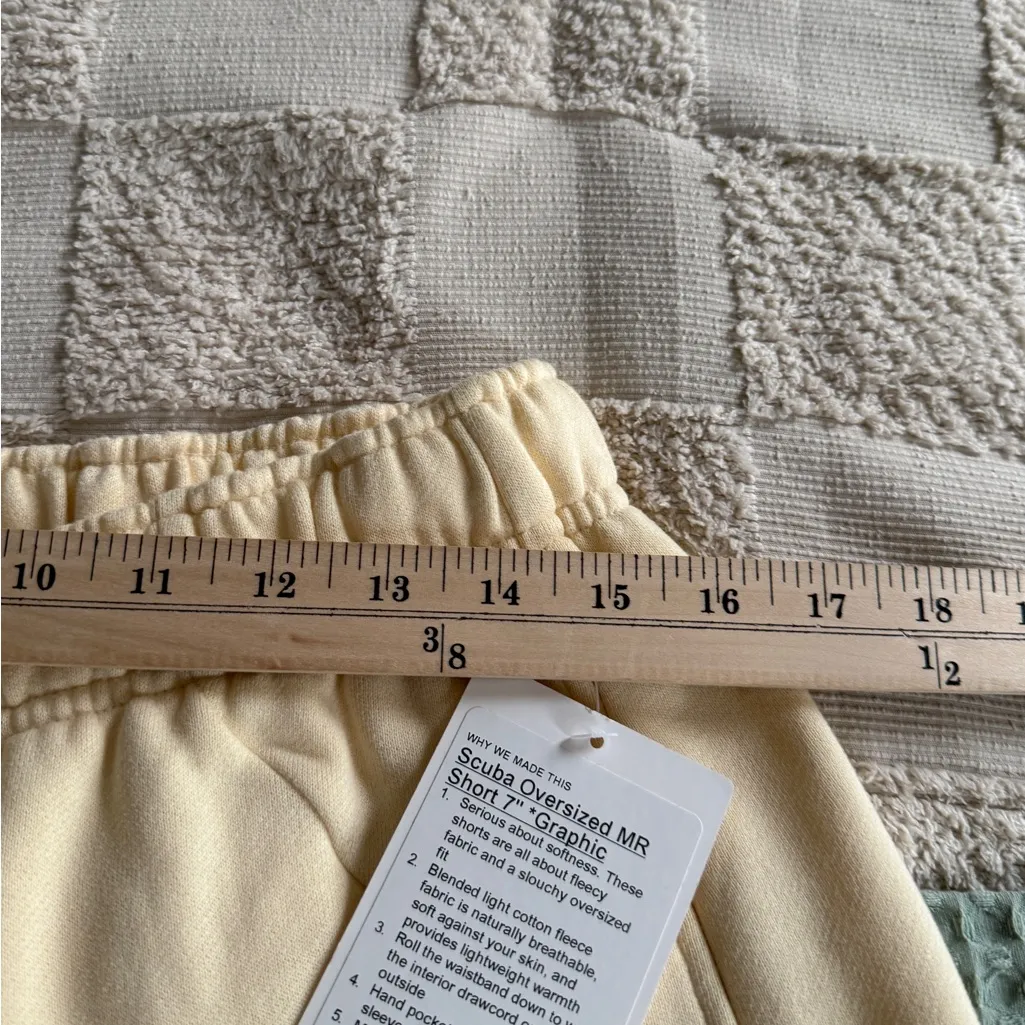 NWT Lululemon Scuba Mid-Rise Oversized Short 7" Graphic
Medium
Butter cream - Image 4