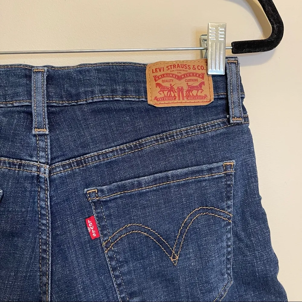 Levi's Mid Length Denim Short in Maui Ocean Depths Dark Wash Size 27 - Image 6