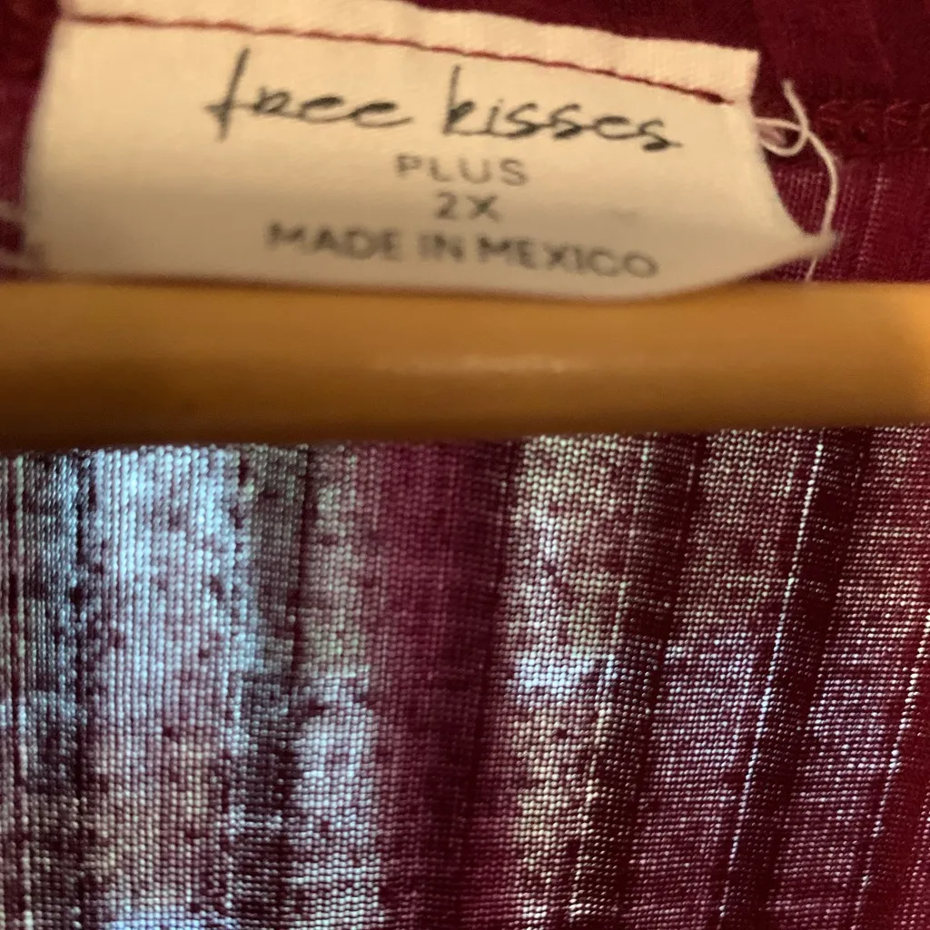 Free Kisses- Womens 2X, burgundy, slouchy top. Short sleeves. Worn once. - Image 5