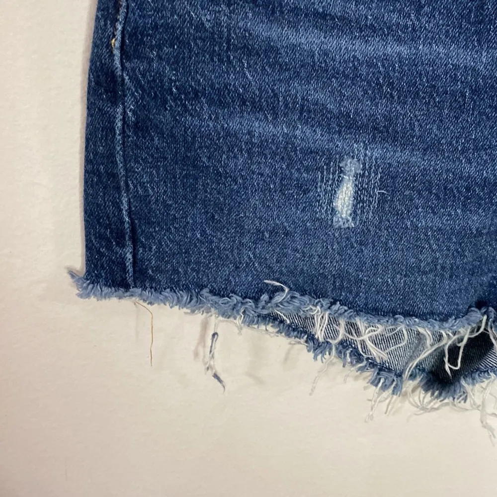 Levi’s Premium 501 High-Rise Distressed mini Shorts in Salsa Destiny Wash sz 27 - Image 8