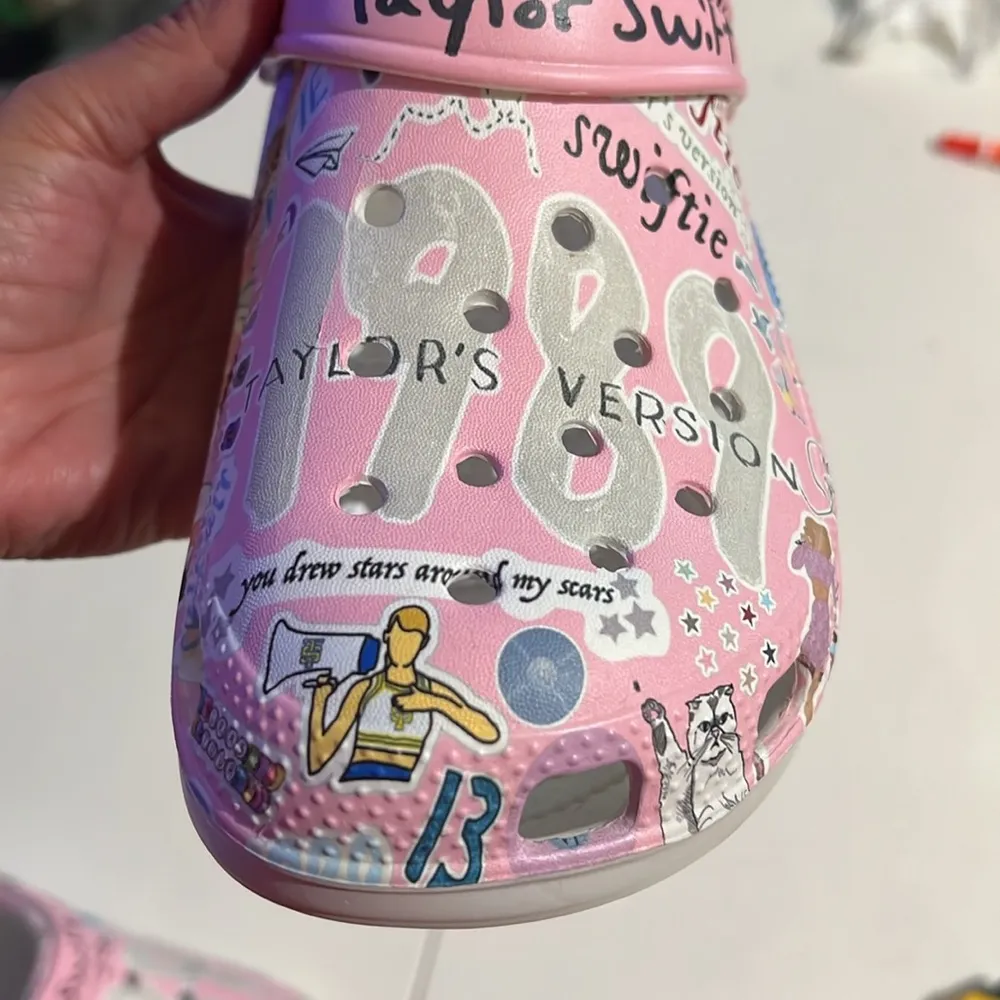 Taylor Swift Women’s Pink Graphic Slippers Hipposfashion size 41 - Image 8