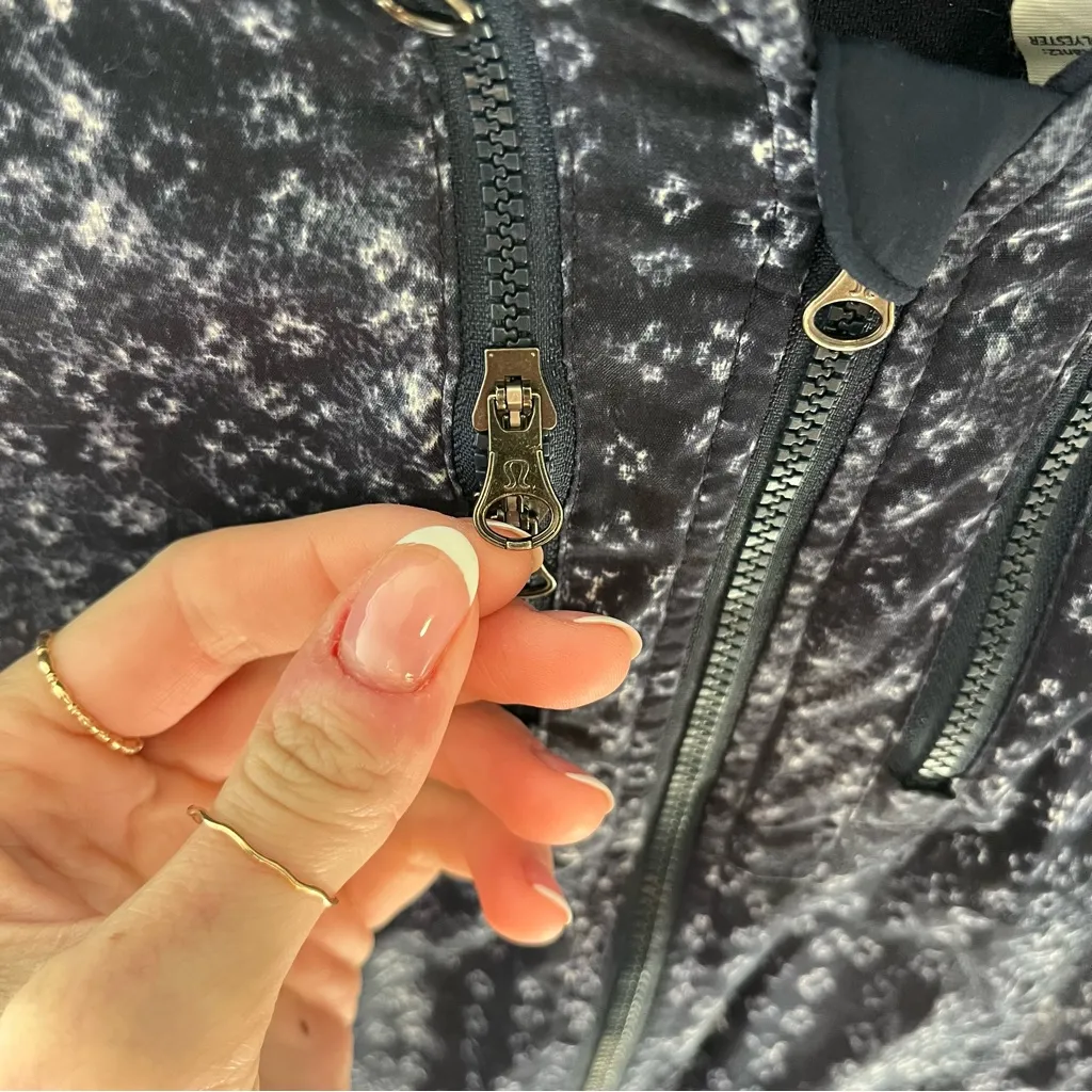 Lululemon Spring Forward Jacket
Kanoko Twist Inkwell Ghost / Inkwell - Image 10