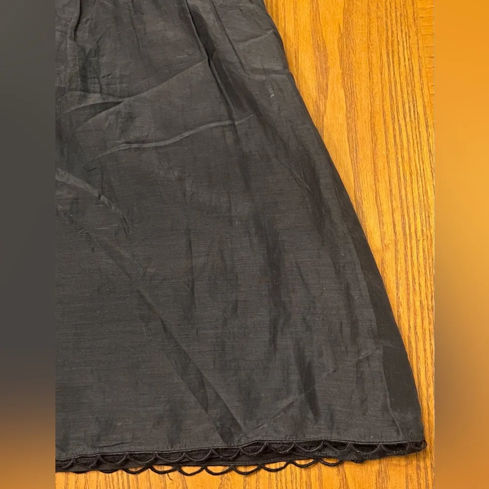 Banana Republic Black Embroidered Sleeveless V-Neck Silk Blouse Tunic Top Size 4 - Image 9