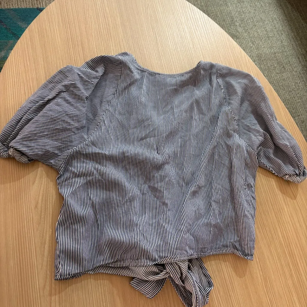 Karen Kane Short Sleeve Blouse XS Xtra Small Blue White Striped Snap Tie Rayon - Image 3