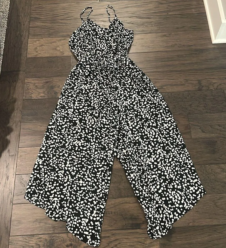 NWT Evereve Allison Joy Stella Surplice Jumpsuit Sz M - Image 2