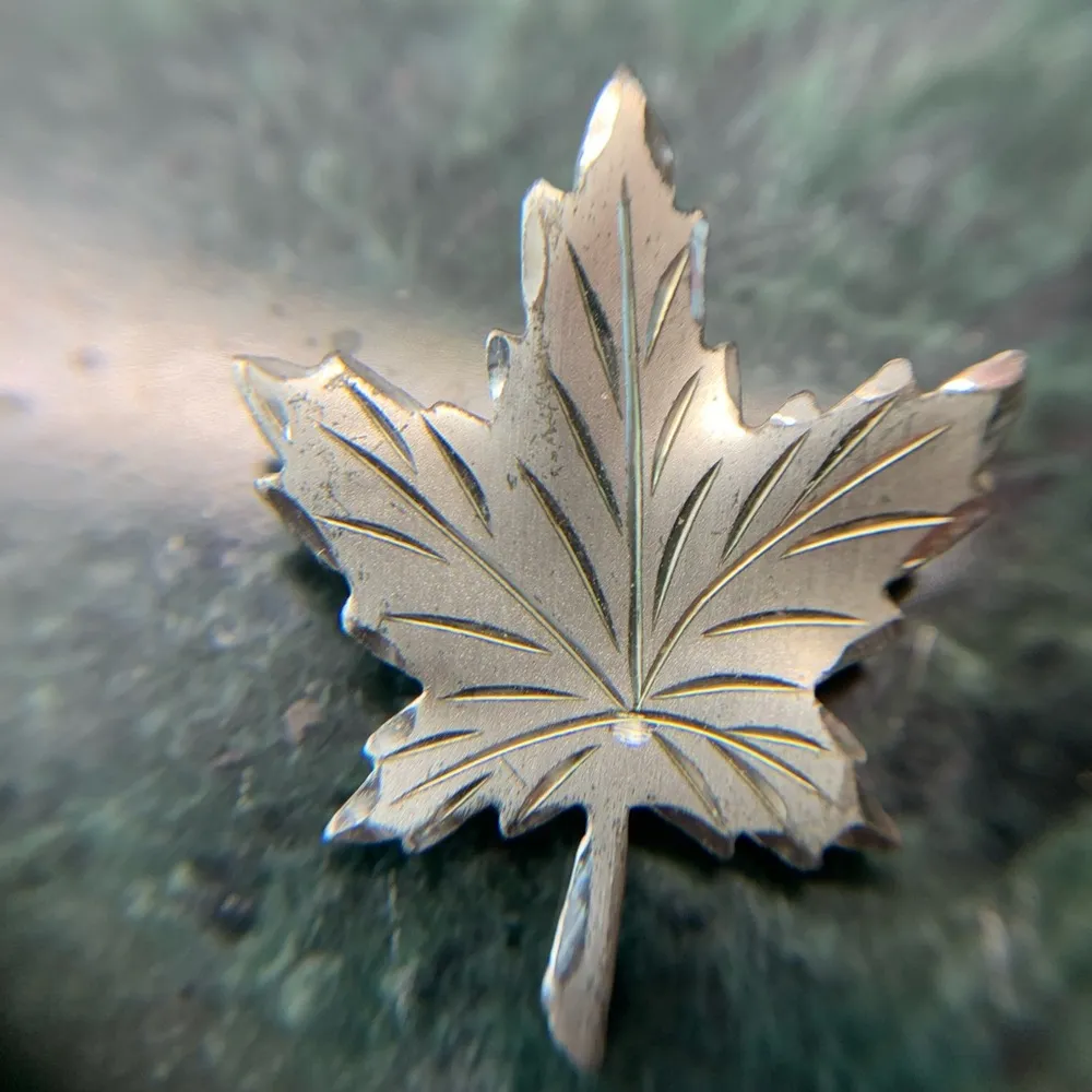 Brushed Sterling Silver Etched Maple Leaf Small Brooch VTG - Image 4
