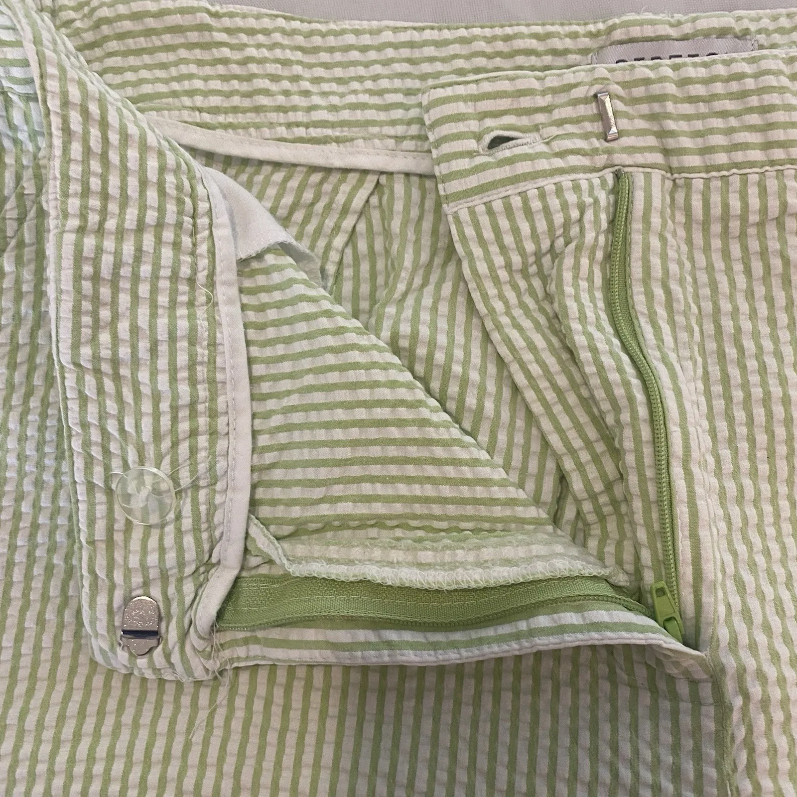 Liz Claiborne Villager Stretch Capri Pants Sz 14 Green‎ White Seersucker Stripe - Image 9