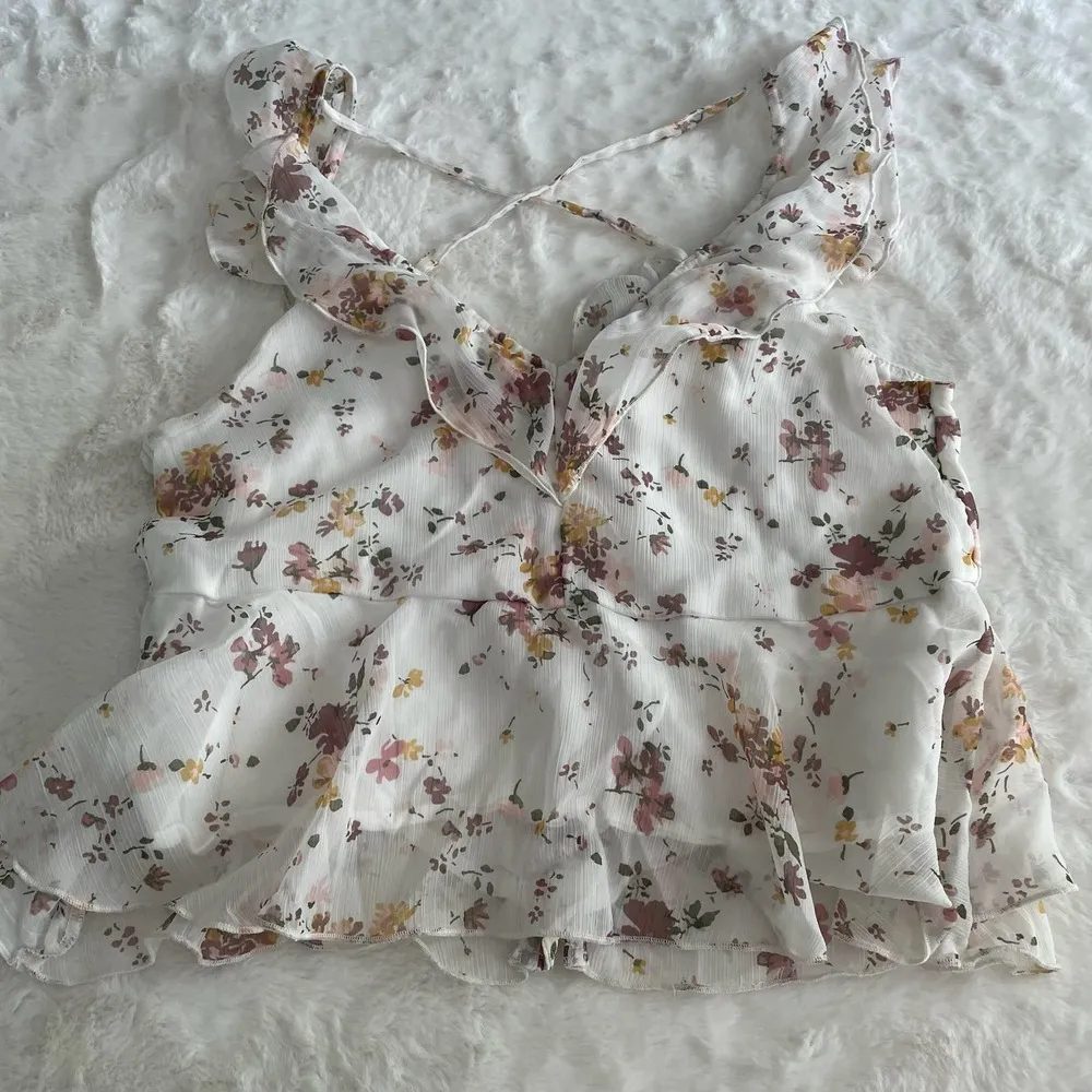 abercrombie and fitch white floral strappy flutter tank top size small - Image 2