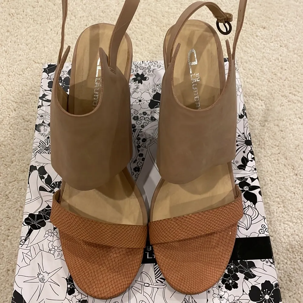 CL BY LAUNDRY Becoming wedge sandal SZ8.5 - Image 2