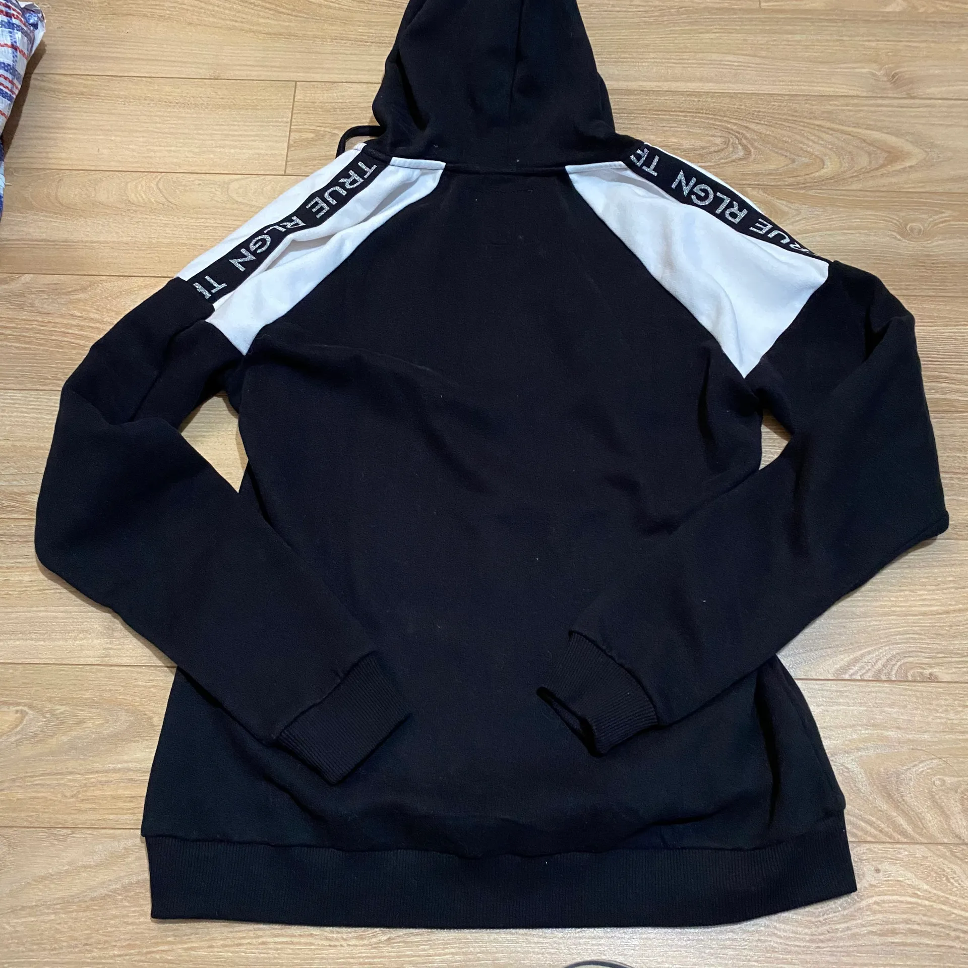 NWT  Zipup sweater size large - Image 2