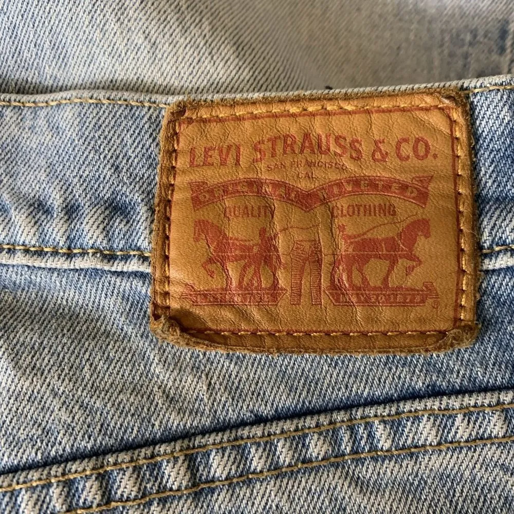 Levi Light Wash Button Fly WEDGIE Ankle Jeans Raw Hem Size 25 - Image 7