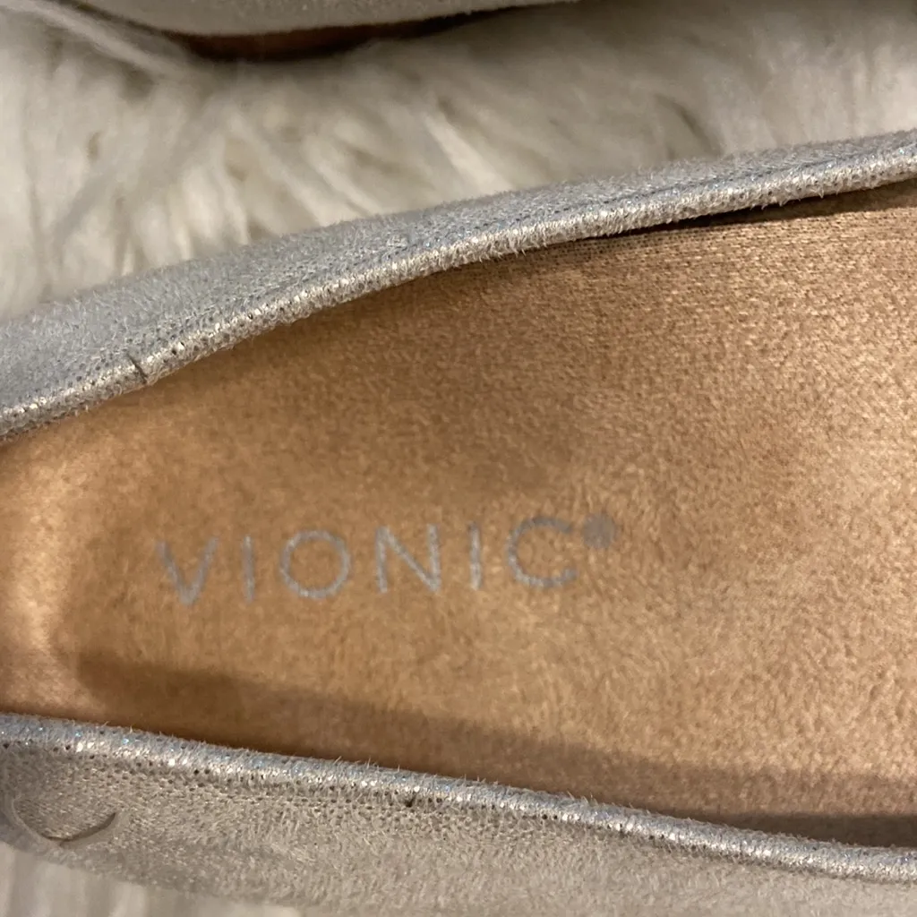 Vionic Shimmering Silver Women's Loafers size 7.5 excellent condition - Image 5