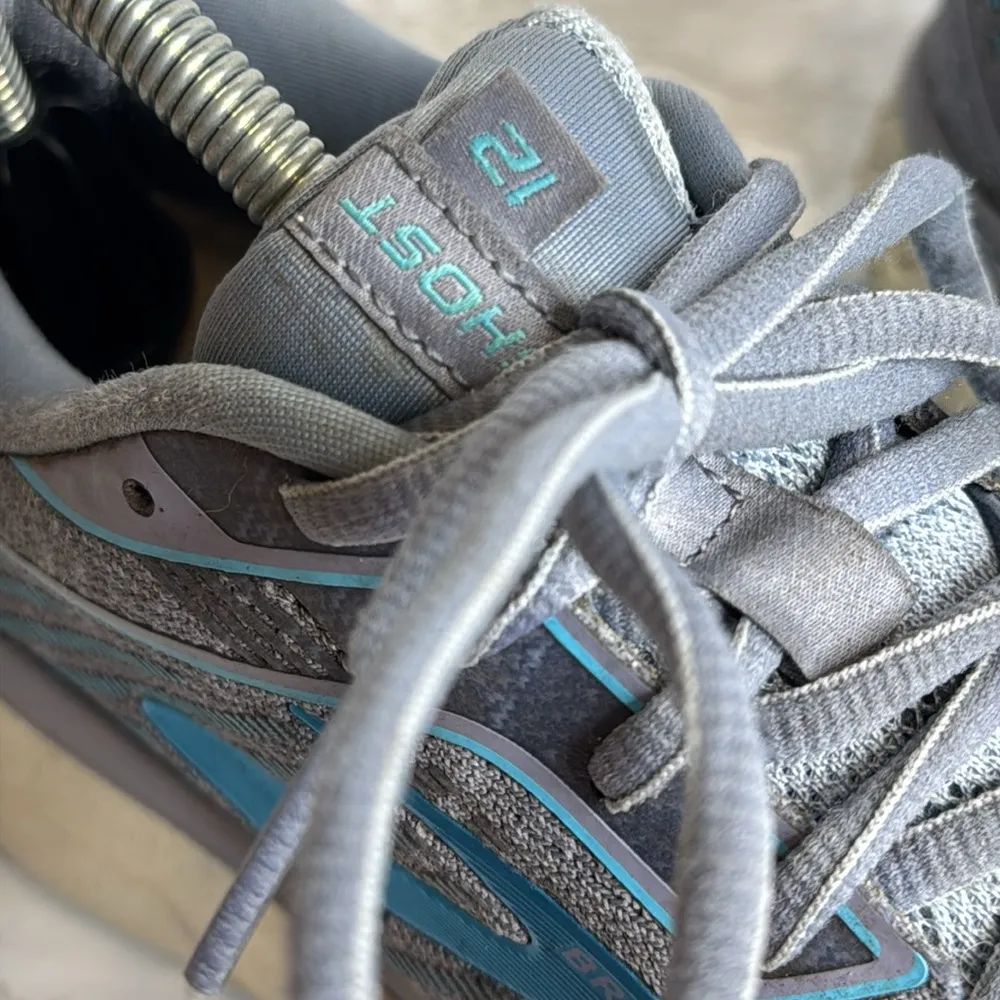 Brooks Ghost 12 Womens 10.5B Blue and gray  Athletic Running Shoes outdoors walk - Image 7