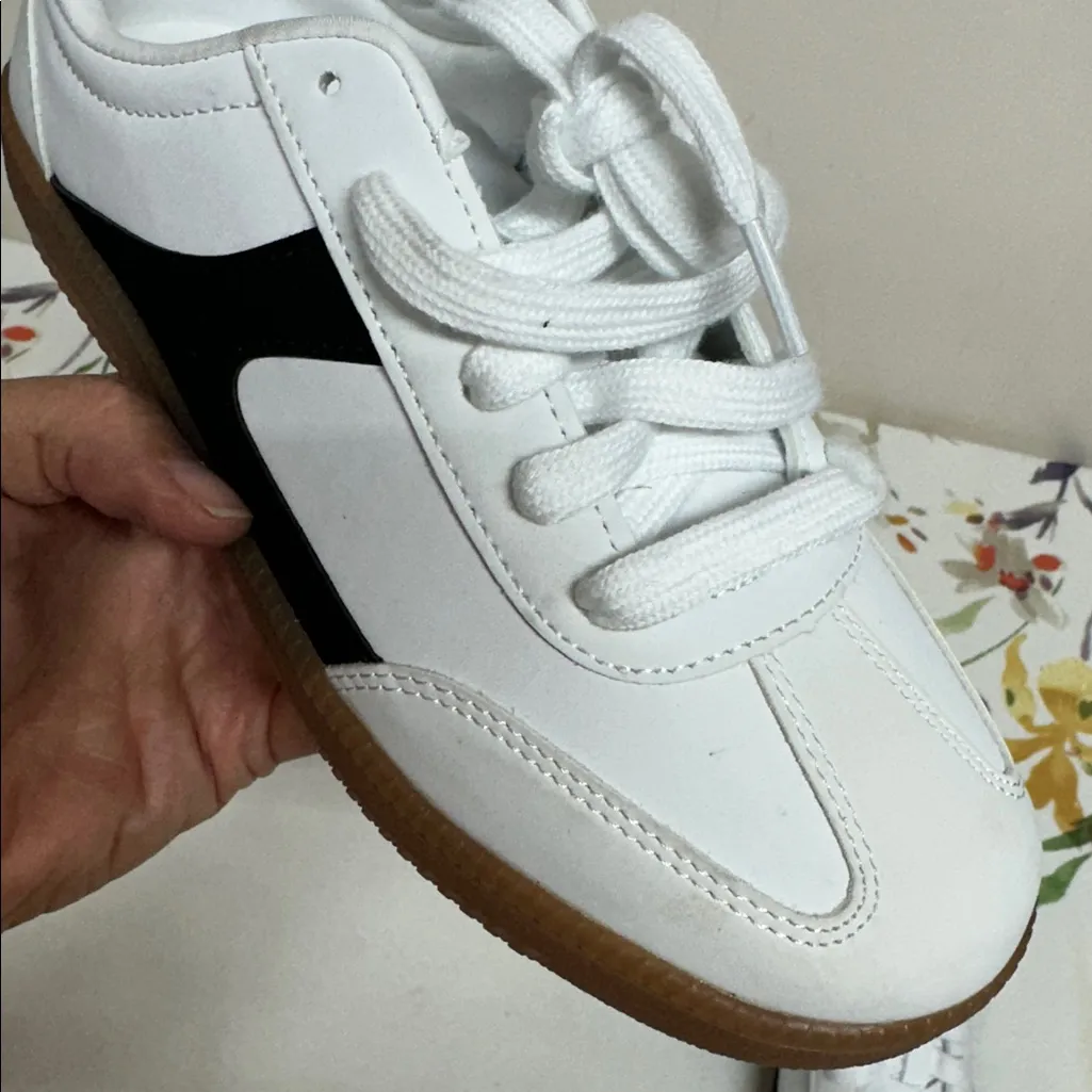 No Boundaries White Sneakers - Image 3