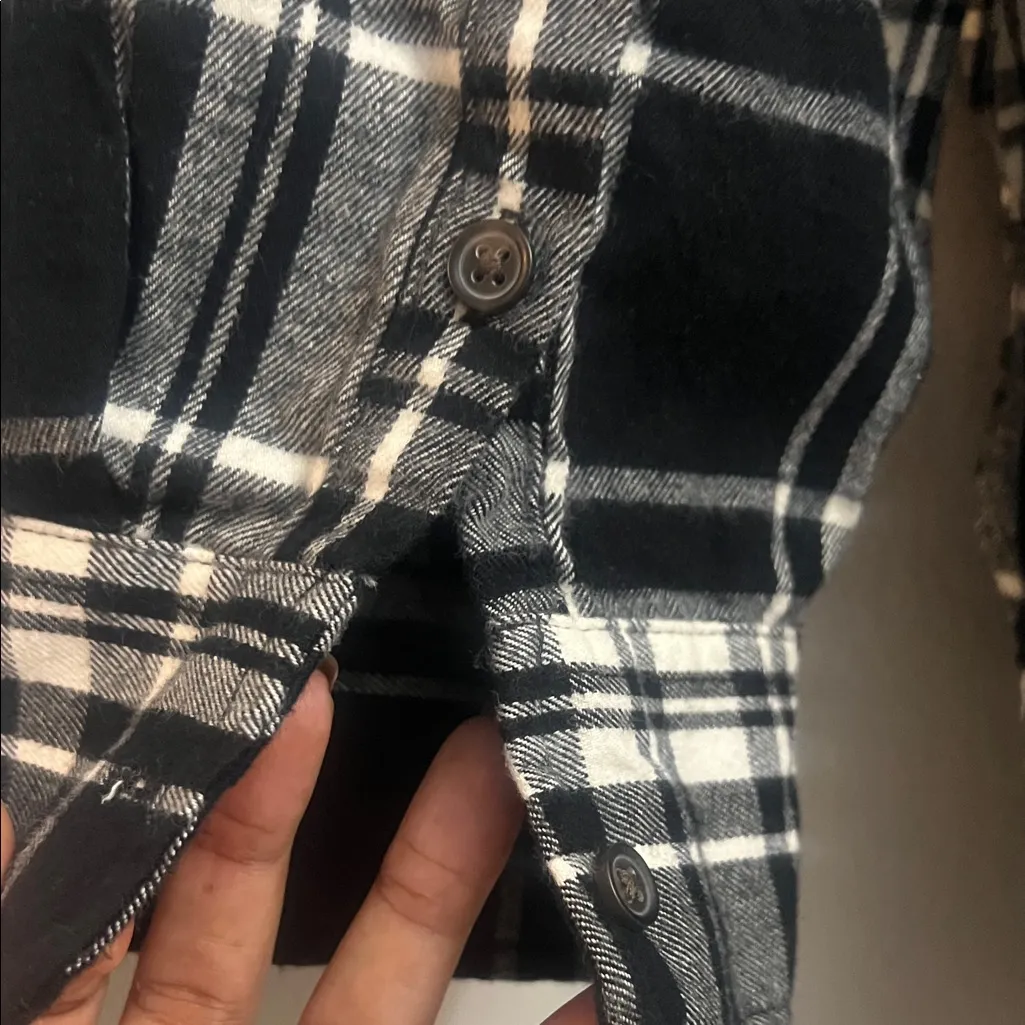 Universal Thread Plaid Black and White Flannel Shirt - Image 11
