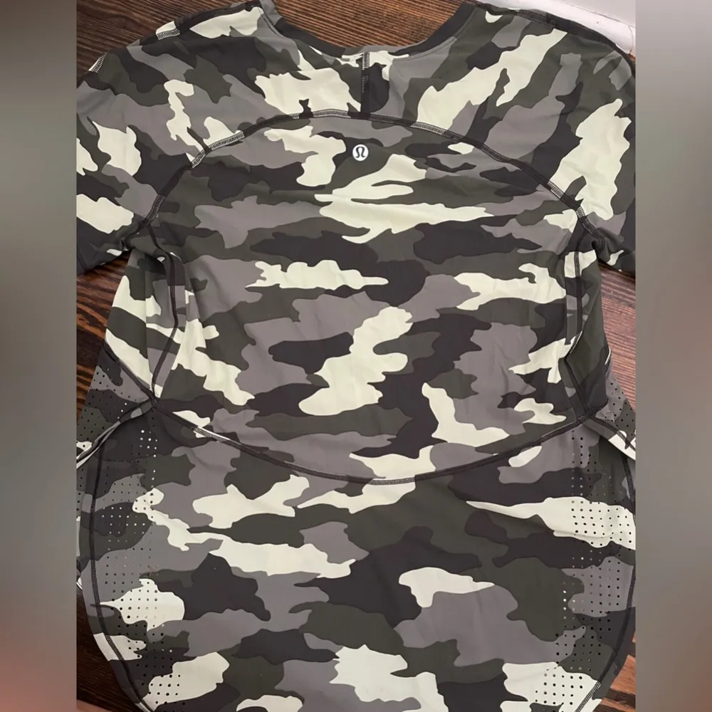 Lululemon green camo athletic shirt - Image 3