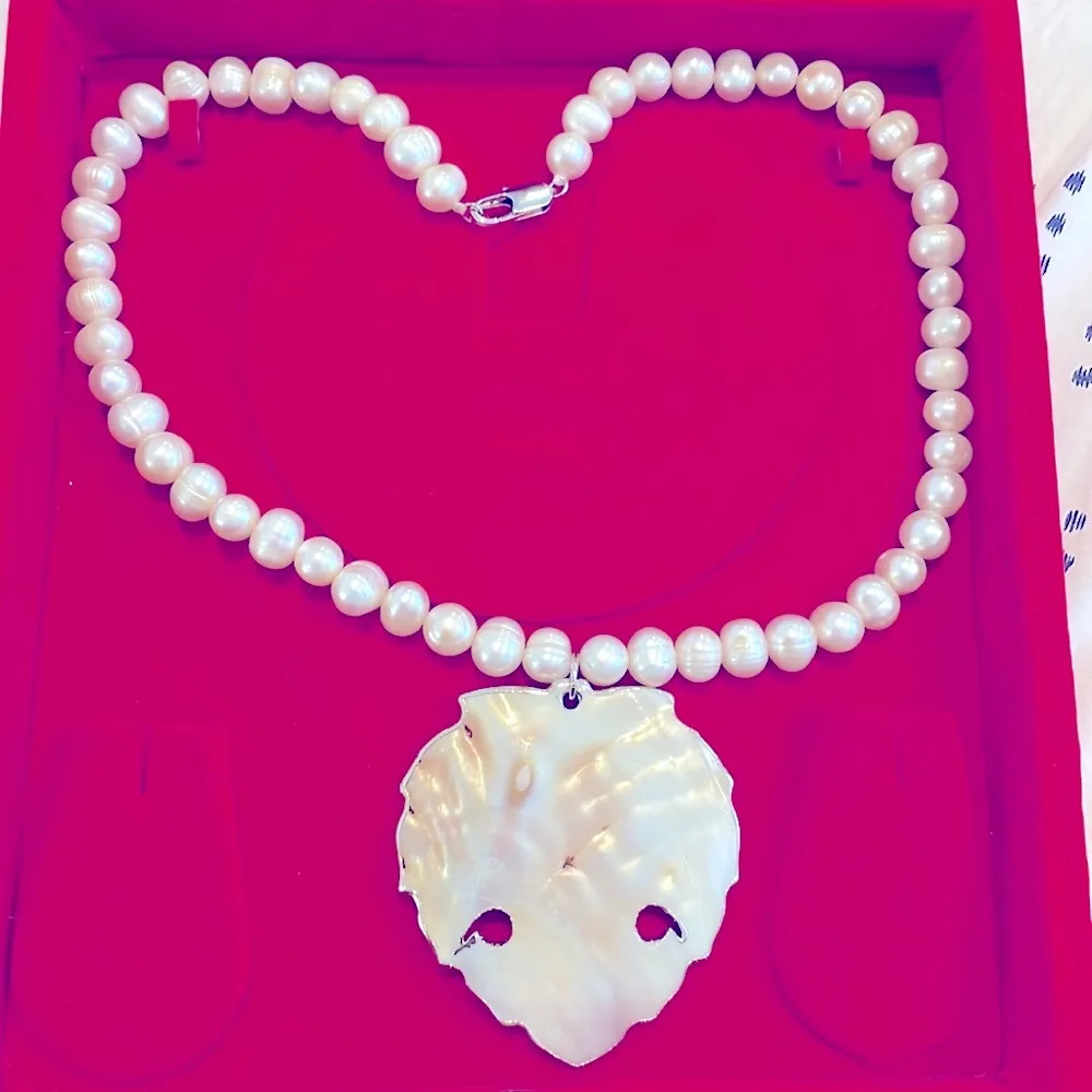 Pearl necklace with mother of heart leaf pearl pendant White - Image 6
