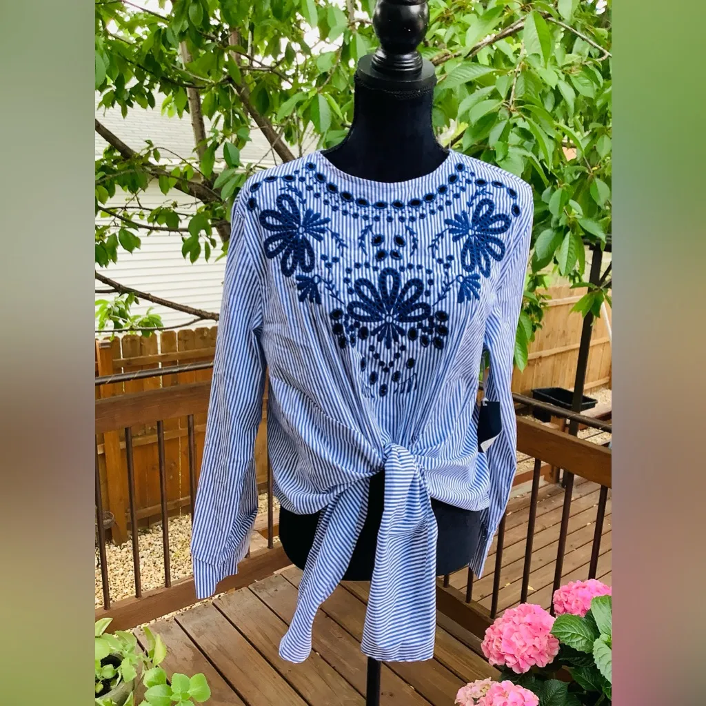 Ultra pretty top 💙🤍💙 - Image 2