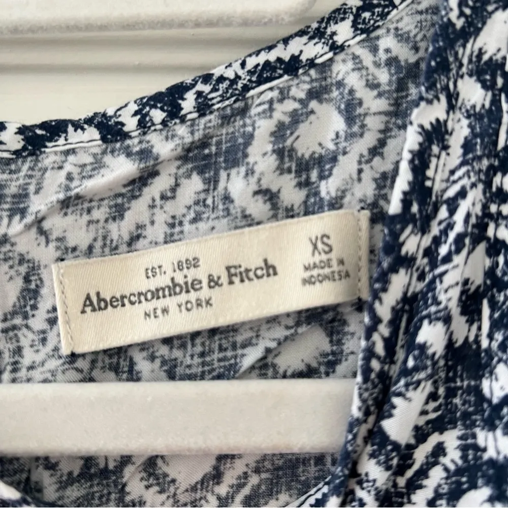 ⭐️Abercrombie & Fitch Navy Blue & White High Neck Abstract Print Button Tank Top - Image 2