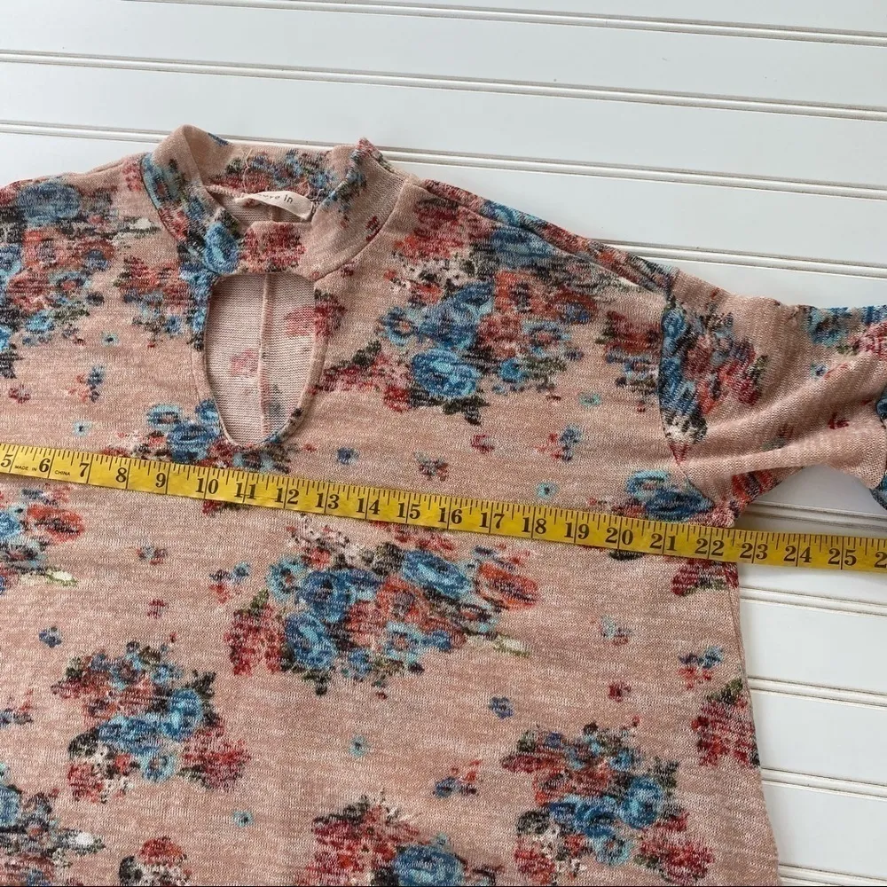 Floral ruffle sleeve tunic blouse Size Medium - Image 8