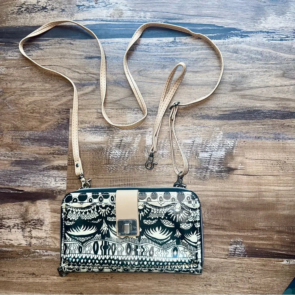 Sakroots Crossbody/Wristlet Zip Around wallet purse Black & cream print - Image 2