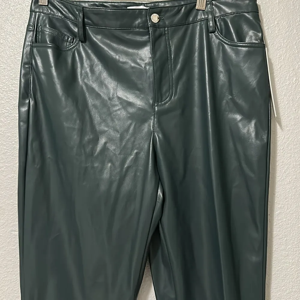 New with tags Calvin Klein
Women's Faux-Leather Straight Leg Pants
Elegant - Image 5