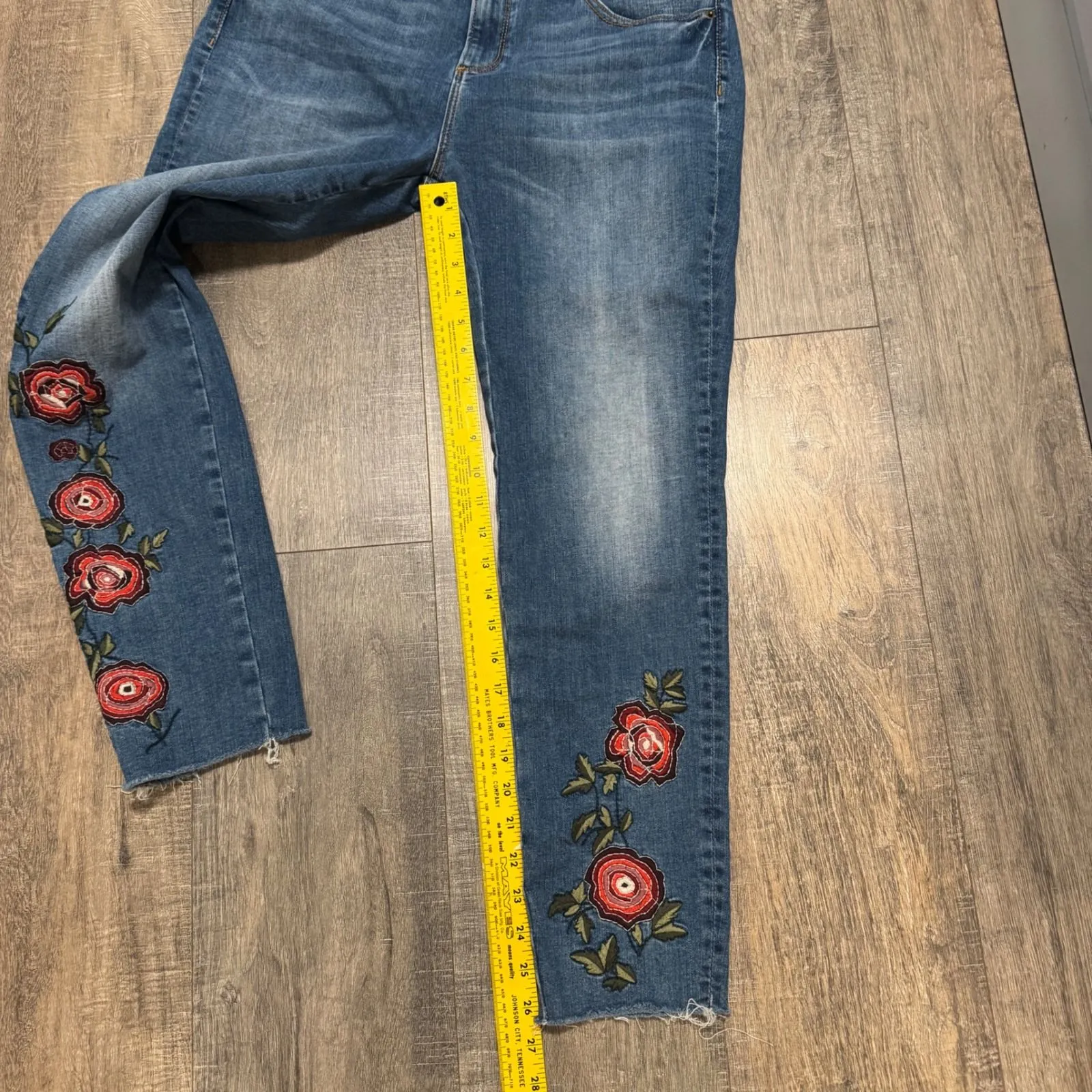 Driftwood Jackie Classic Fit Embroidered Floral Jeans Womens Size 32x26.5 - Image 7