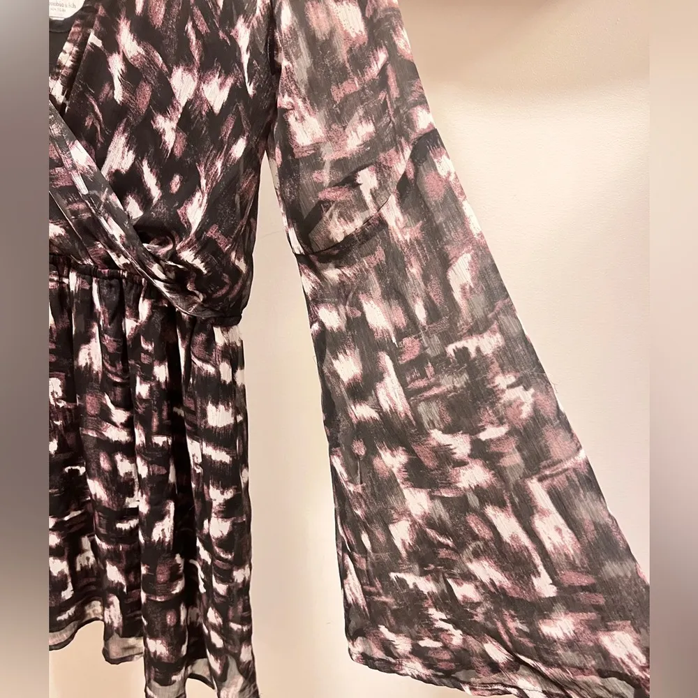 Abercrombie & Fitch Blue and White Bell Sleeve Wrap Dress - Image 4