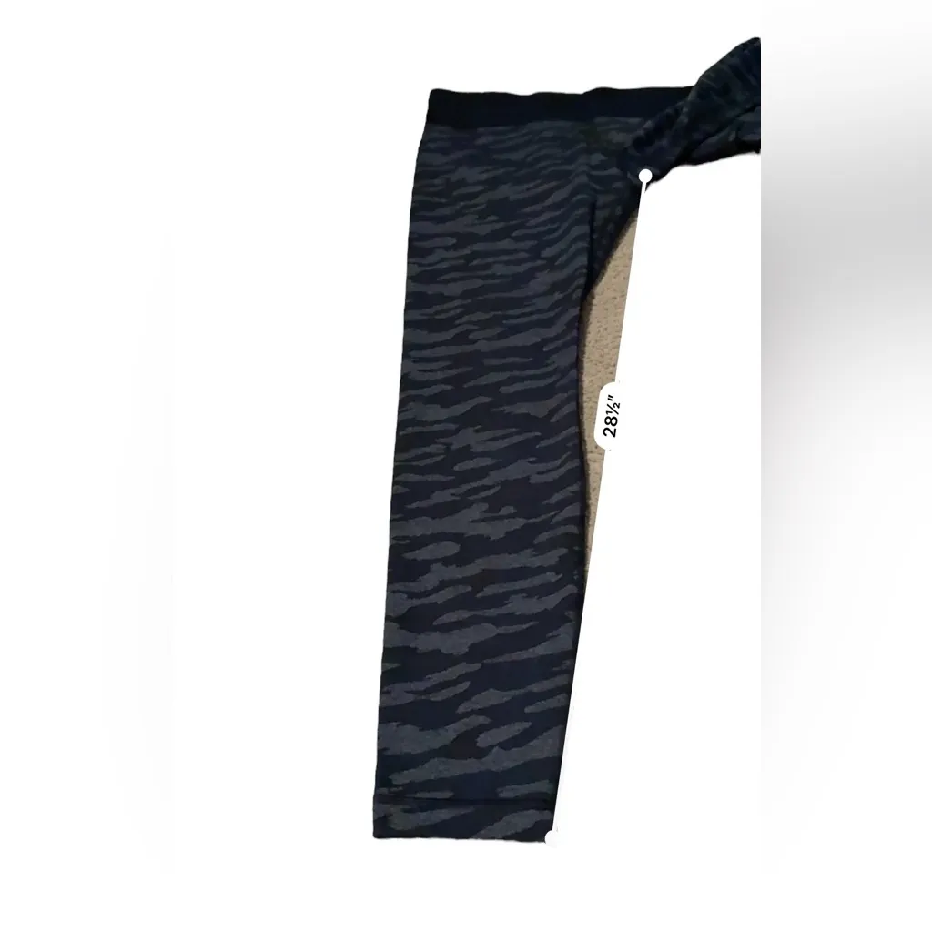 Under Armour Fitted HeatGear Black & Gray Camo Mid Rise Leggings‎ Sz L - Image 10