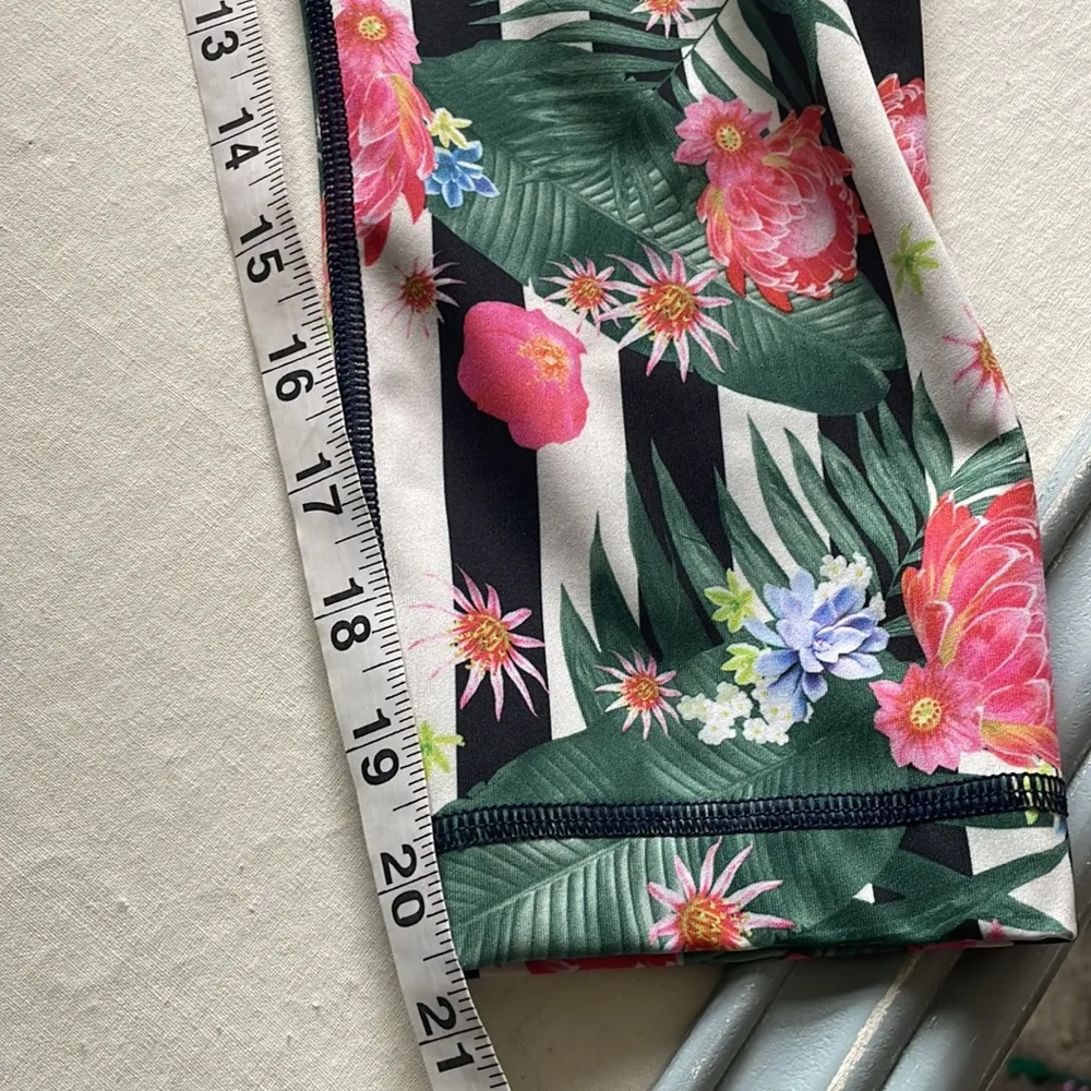 Lululemon Wunder Under Crop in Palm Play Multi Size 4 Floral Stripe Black White - Image 8