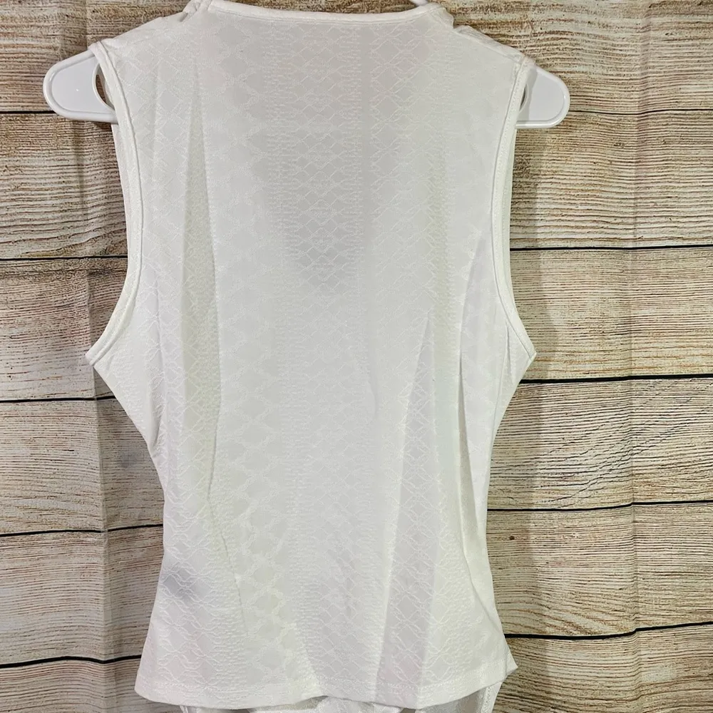texture ruched pointed v-neck sleeveless knot front white top Size Medium - Image 14