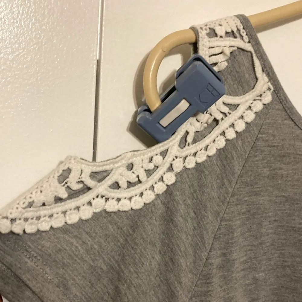 Don’t You Dare Gray &White Top Women’s Size Medium Cut Out Sleeve Lace Edging - Image 6