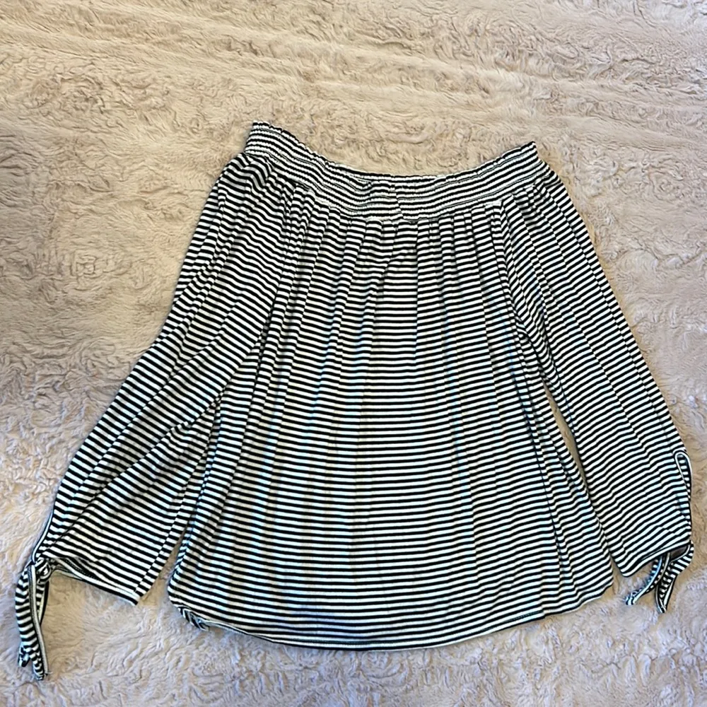 New with tags size M blouse - Image 7