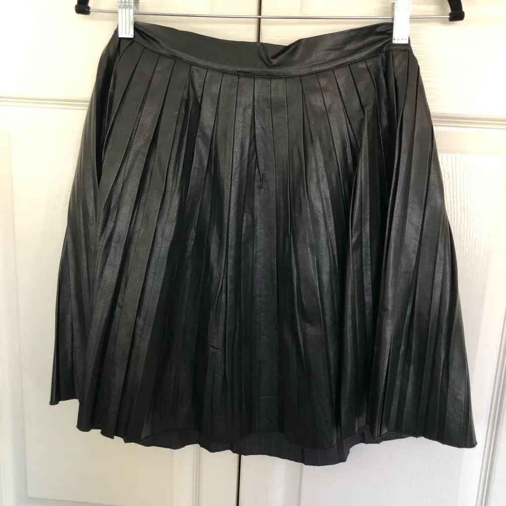 Black Faux Leather Pleated Mini Skirt Size 6 - Image 6