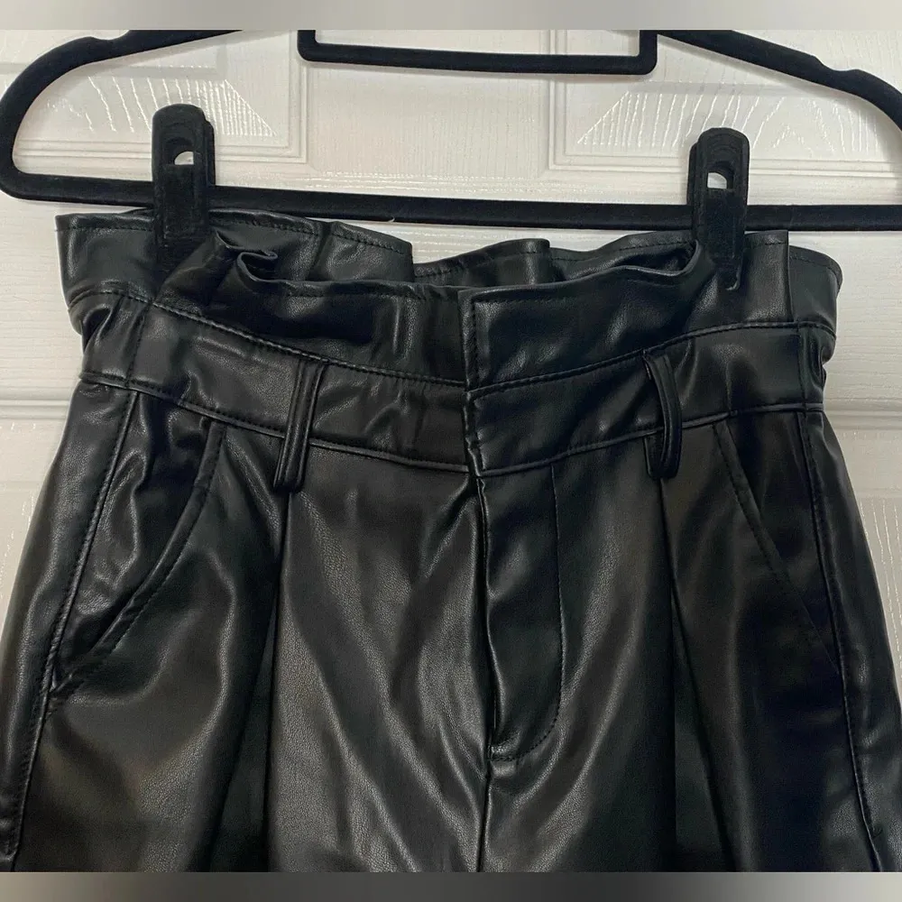 BLANKNYC Vegan Faux Leather Paperbag Waist Pants Straight Leg Black Size 26 - Image 3