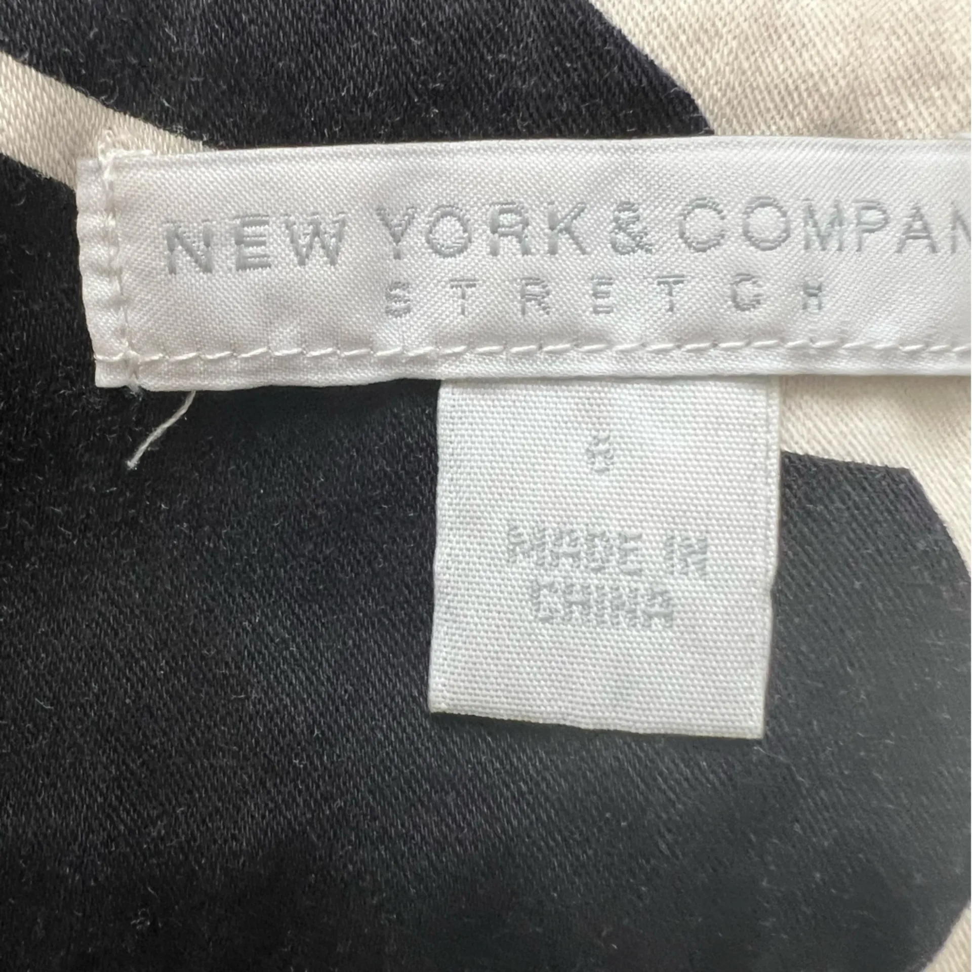 Black and White Stretch Abstract New York & Co. Miniskirt size 6 - Image 2