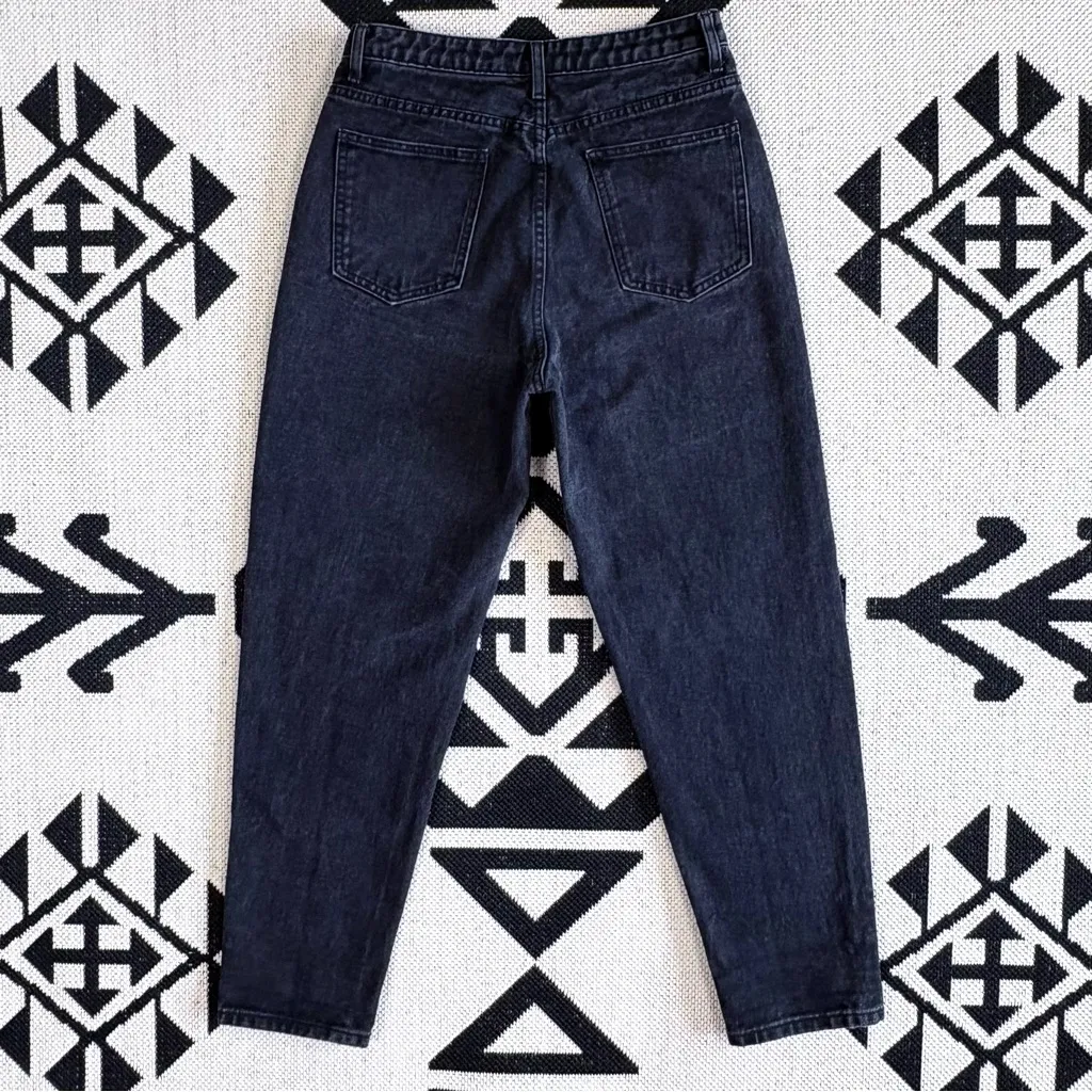 PrettyLittleThing Ripped Knee Distressed Mom Jeans in Washed Black Size 8 - Image 10