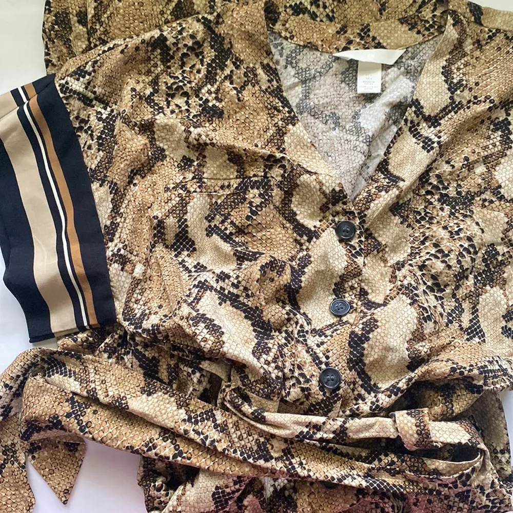 H&M snakeskin print short sleeve ankle length jumpsuit, size 6 medium - Image 7