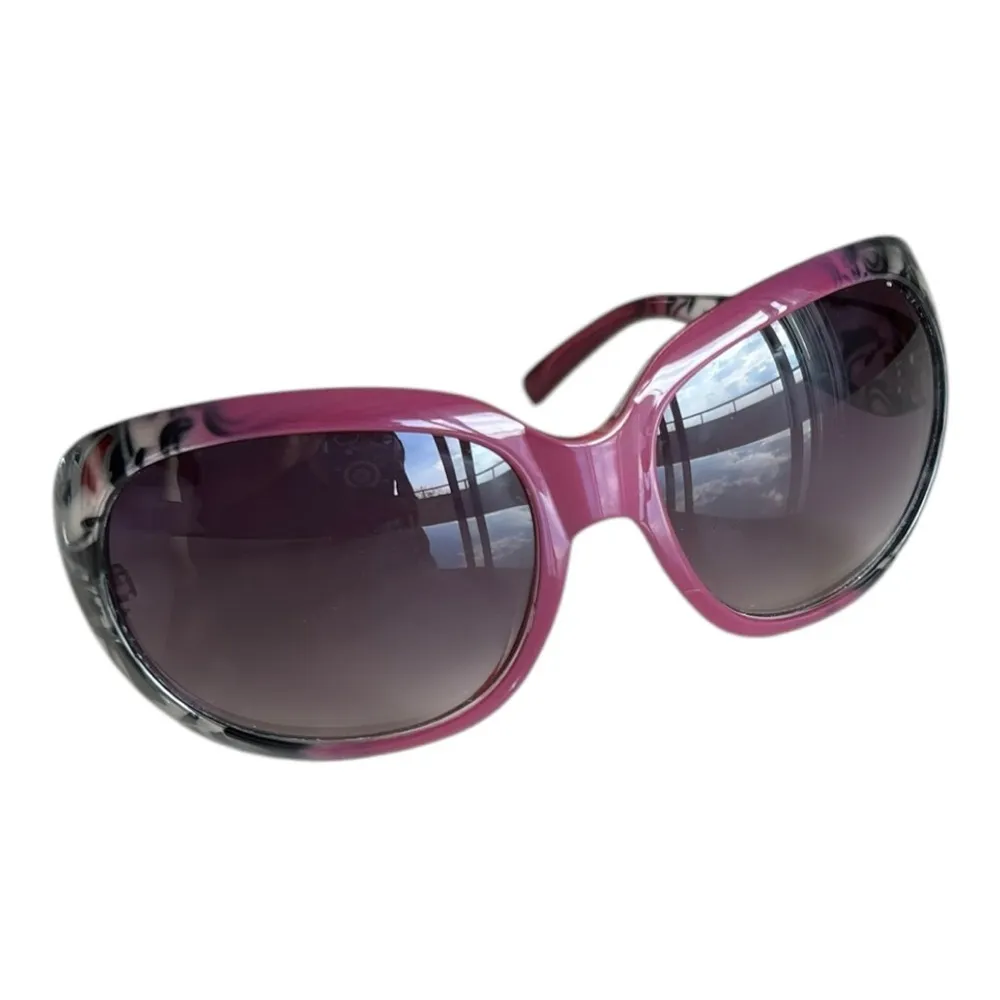 Women Stylish Pink and Black Tortoise Sunglasses - Image 4