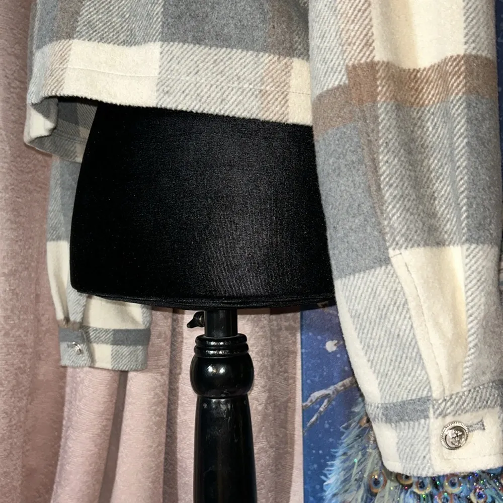 Size M Cropped Button Down Flannel Gray Size M - Image 11