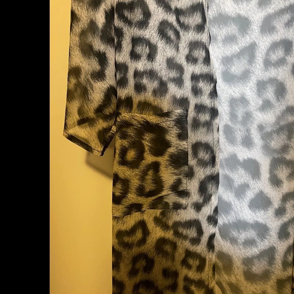 New Beautiful sheer short sleeve duster Leopard & Calla Lillys One Size Size undefined - Image 3