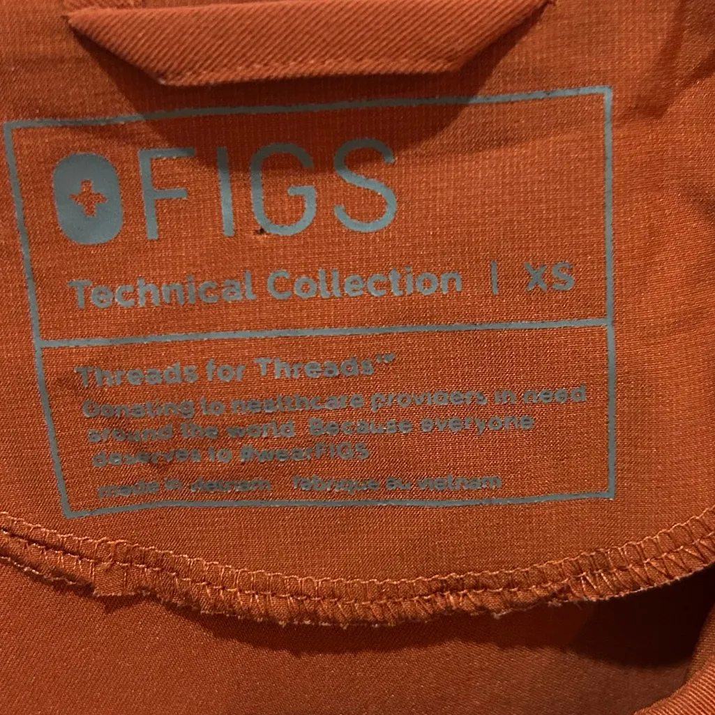 Figs Women’s Short Sleeve Shirt in Rust XS two pockets - Image 2